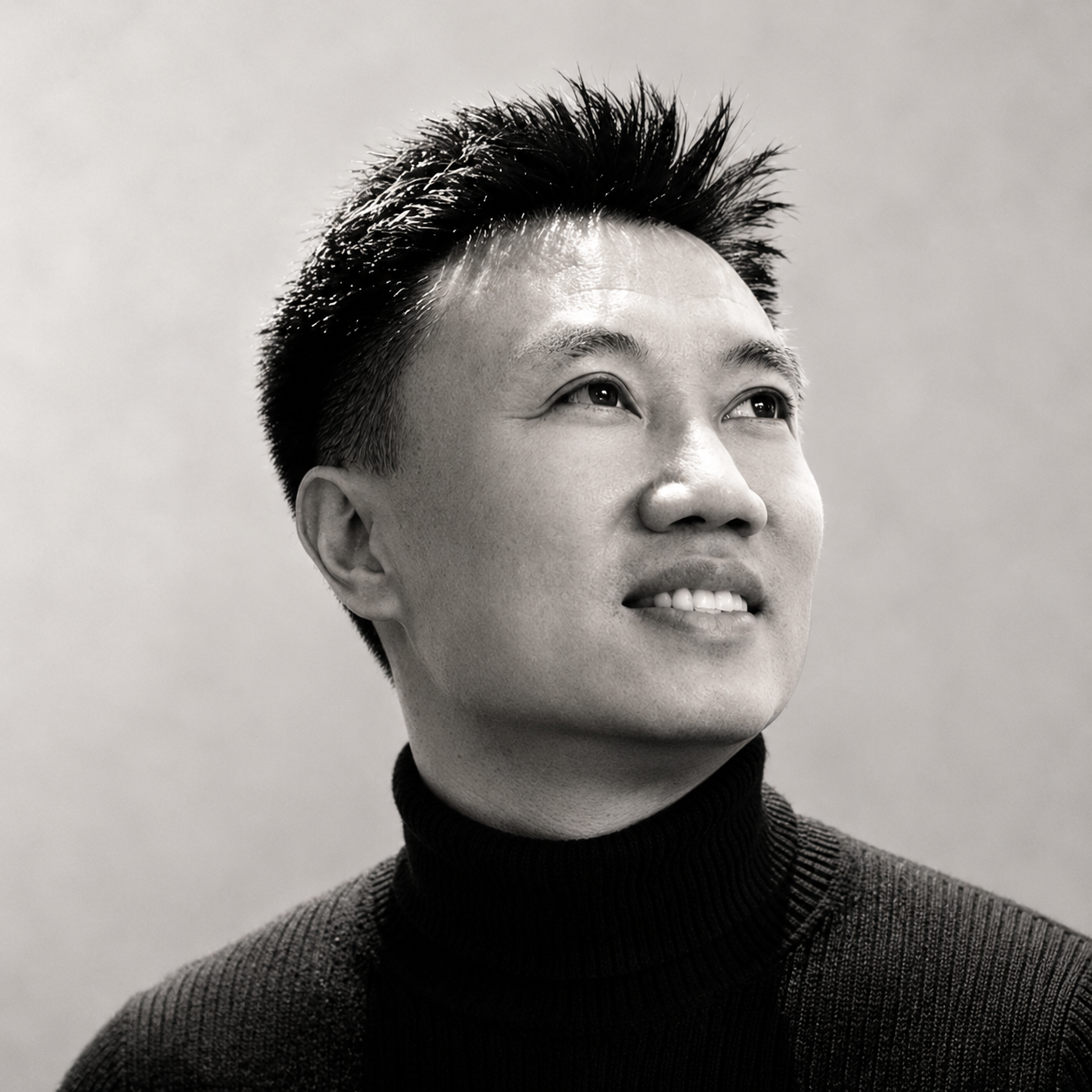 袁涛数字人形象：浅蓝衬衫，抱臂而立